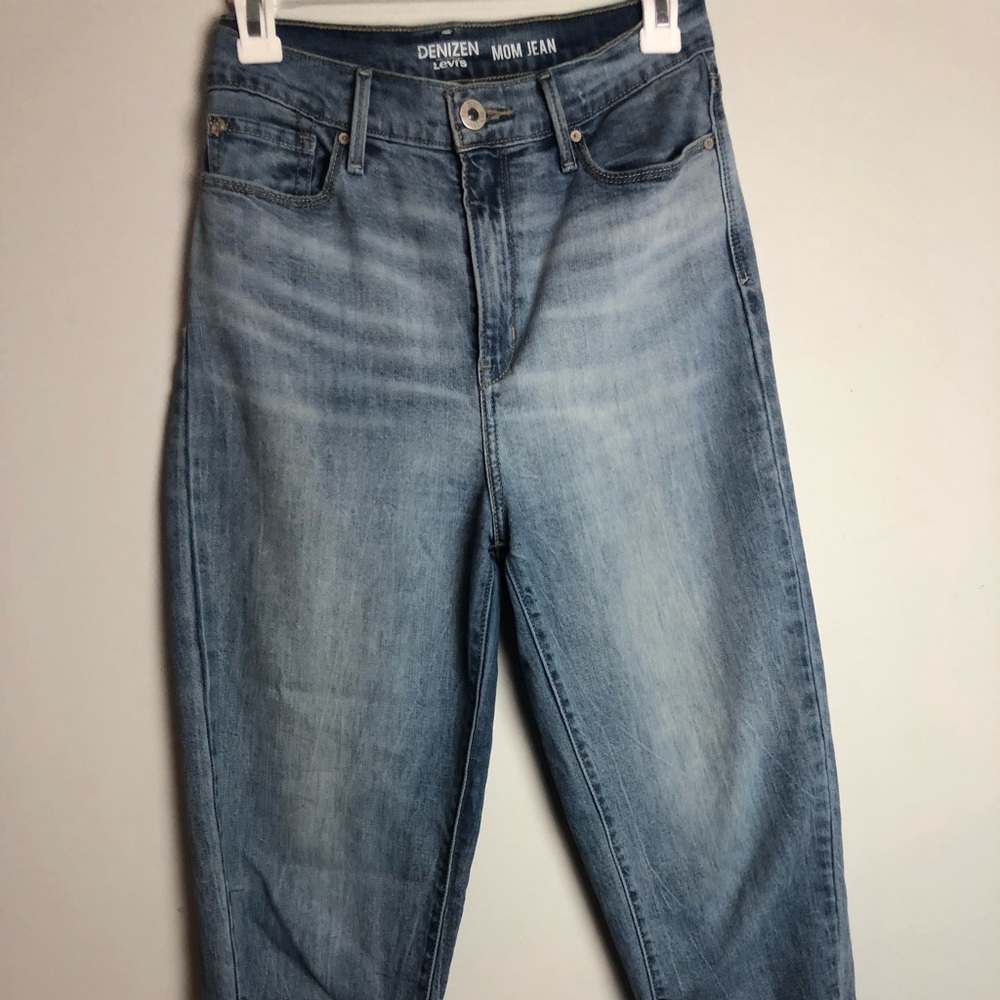 Levi’s mom jeans